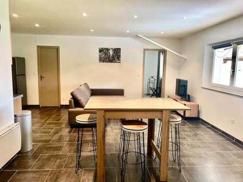 un salon avec une table et un canapé dans l'établissement le 29 - Appartement au coeur du vignoble champenois, à Damery