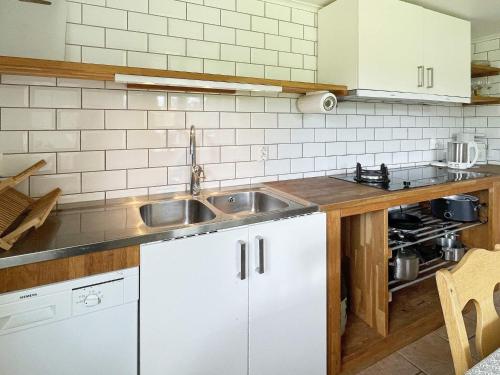 Dapur atau dapur kecil di 6 person holiday home in Ödeshög