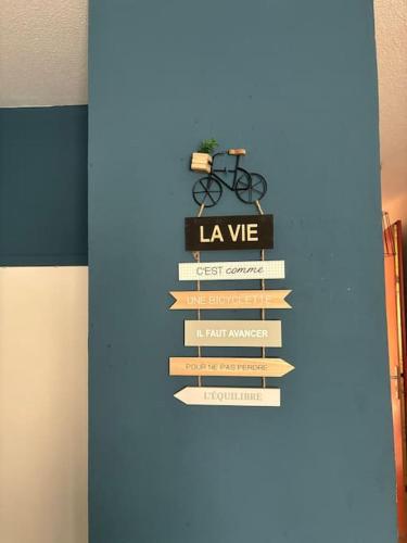 un escalier avec un panneau indiquant la Velez dans l'établissement Studio cosy intramuros Avignon, à Avignon