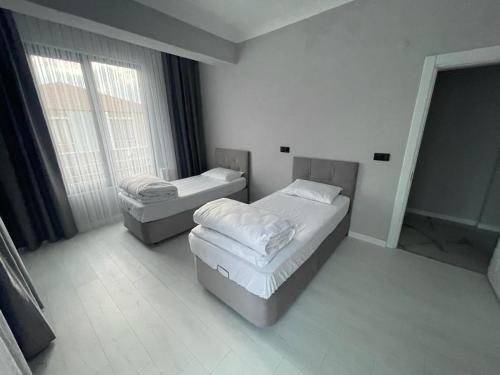 Postel nebo postele na pokoji v ubytování Sarımeşe Havuzlu Villa