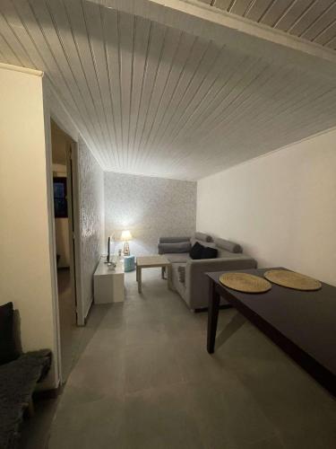 un salon avec un canapé et une table dans l'établissement Maison de vacances, à Fournès