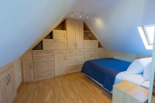 Una cama o camas en una habitación de The Tides Ballybunion