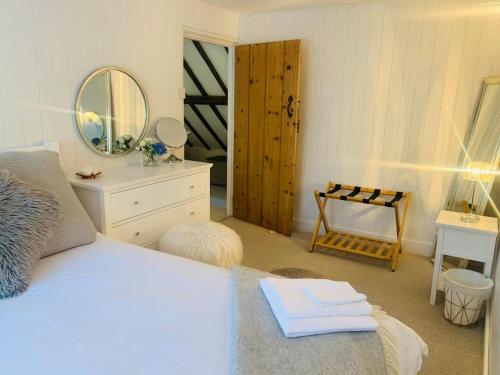 Voodi või voodid majutusasutuse Beautiful 18th century cottage in Arundel toas