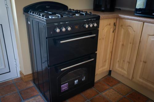 Una cocina o cocineta en The Tides Ballybunion