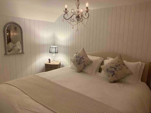 Voodi või voodid majutusasutuse Beautiful 18th century cottage in Arundel toas