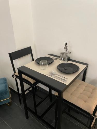 une table avec des assiettes et des verres au-dessus dans l'établissement Studio plein centre CARRÉ D’OR, à Nice