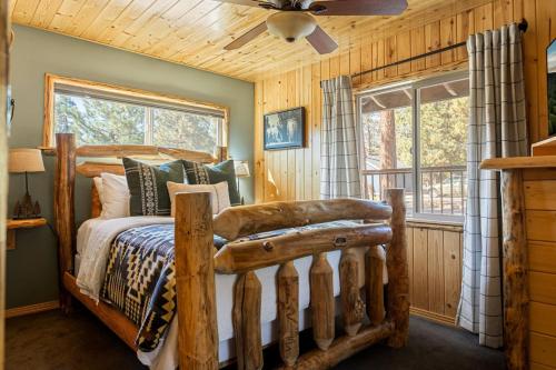 una camera da letto con un letto e una finestra di Little Lakeview Lodge a Big Bear Lake