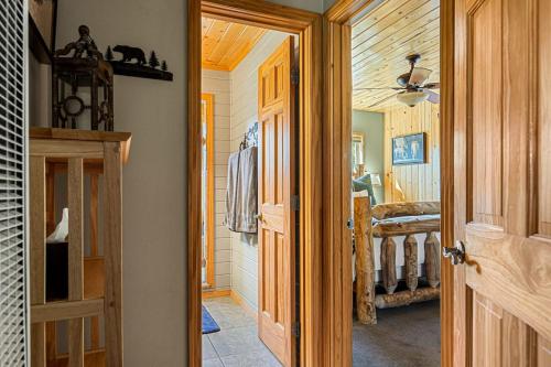 una stanza con una porta che conduce a una camera da letto di Little Lakeview Lodge a Big Bear Lake