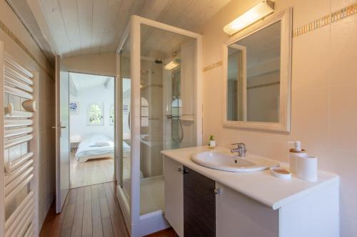 une salle de bain avec un lavabo et une douche dans l'établissement Maison Landaise familiale 10 pers au cœur de la forêt, à Seignosse