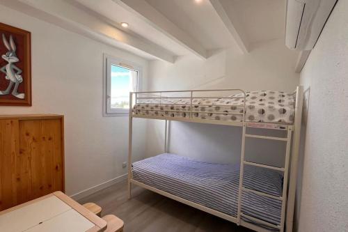 une chambre avec deux lits superposés dans une pièce dans l'établissement Appartement Marseillan Plage, à Marseillan
