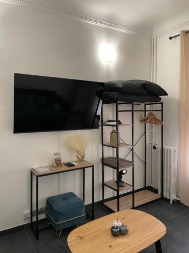 une chambre avec deux lits superposés et une table dans l'établissement Studio plein centre CARRÉ D’OR, à Nice