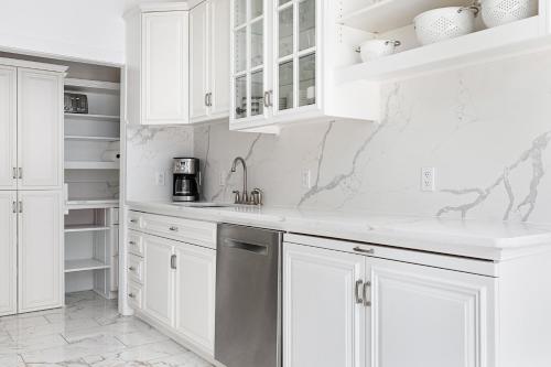 Η κουζίνα ή μικρή κουζίνα στο The Historic Bonners Family Home- 4 Bedroom - Panoramic River Views, Casino Nearby