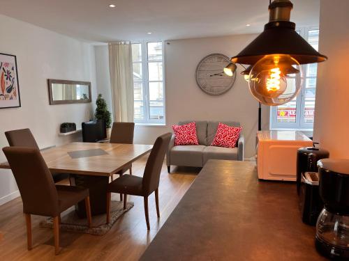 un salon avec une table et un canapé dans l'établissement L'Elégant Bayeusain - Appartement 4P Centre Bayeux, à Bayeux