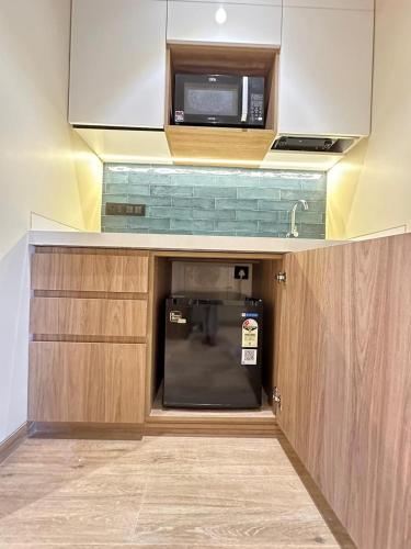 Kuchyň nebo kuchyňský kout v ubytování Rudraya Homes - Cozy Premium Serviced Apartments Khar - next to Bandra