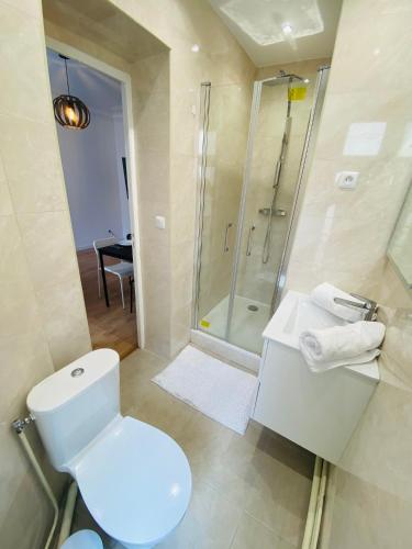 une salle de bain avec toilettes, douche et lavabo dans l'établissement Appartement,Paris Nord,Eurostar,Thalys,Sacré-Cœur, à Paris