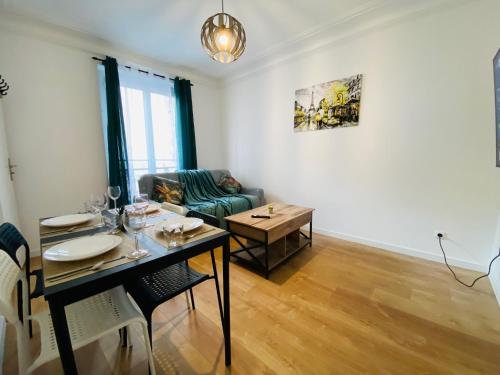 a living room with a table and a couch at Appartement-Paris-Gare du nord-Paris Nord in Paris