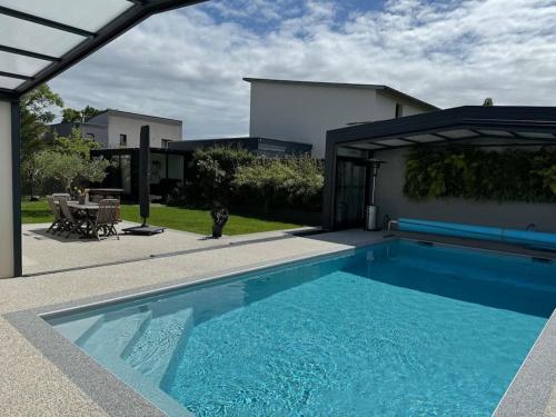une piscine devant une maison dans l'établissement Conteneur studio, à Saint-Père