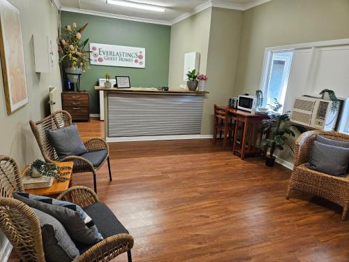 a waiting room with wicker chairs and a desk at Everlasting Guesthouse Morowa in Morawa