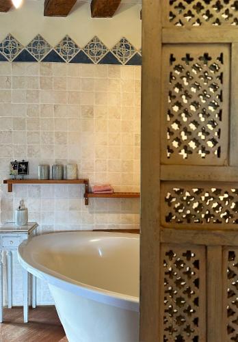 La salle de bains est pourvue d'une baignoire et de carrelage. dans l'établissement Château de Courtry, à Sivry-Courtry