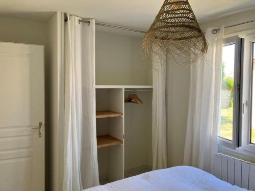 Ένα ή περισσότερα κρεβάτια σε δωμάτιο στο Maison Dunes des Huttes