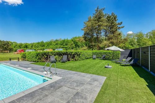 Πισίνα στο ή κοντά στο Yellow Tiny House with shared pool