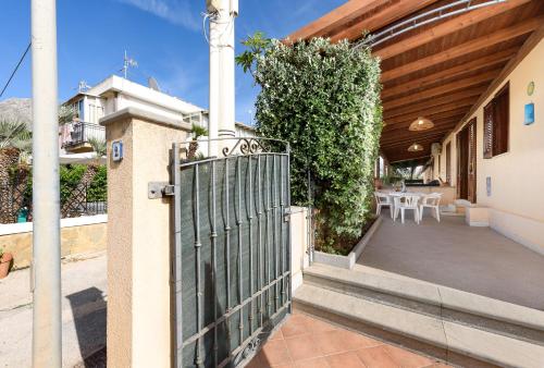 un cancello sul lato di una casa con patio di Casa Karuscia a San Vito lo Capo