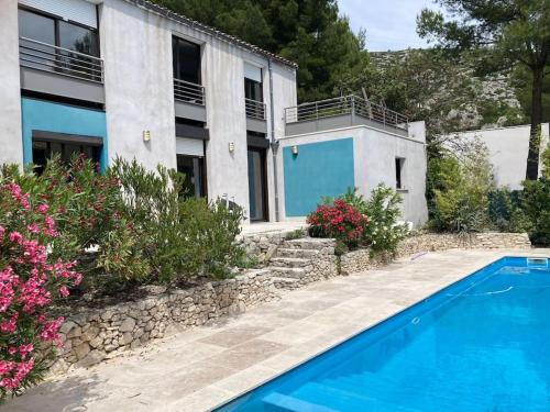 une villa avec piscine devant une maison dans l'établissement Magnifique villa avec piscine en Provence, à Gémenos