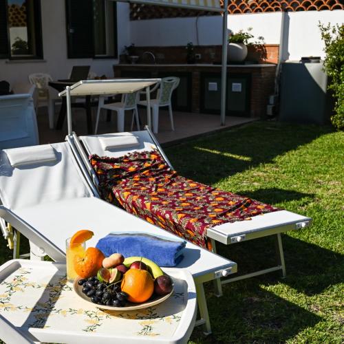 una mesa con un bol de fruta en ella en Il Giardino di Morris, en Giardini Naxos
