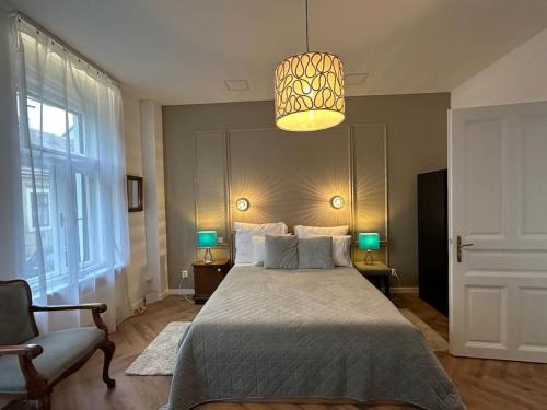 En eller flere senge i et værelse på Pelso- Villa- luxury apartment