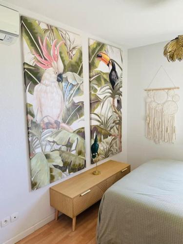 - une chambre avec un tableau mural à côté d'un lit dans l'établissement Appartement T3 à 400m de la mer, à La Londe-les-Maures