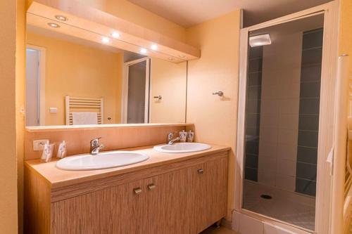 une salle de bain avec deux lavabos et une douche dans l'établissement Appartement T3 à 400m de la mer, à La Londe-les-Maures