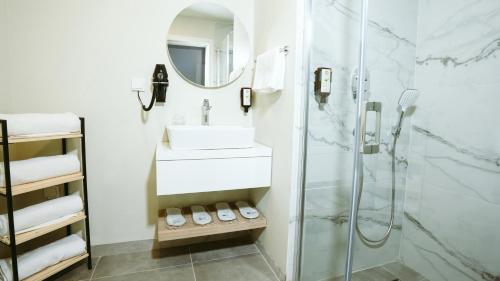 La salle de bains est pourvue d'un lavabo et d'une douche. dans l'établissement Athena Premium Hotels, à Erdemli