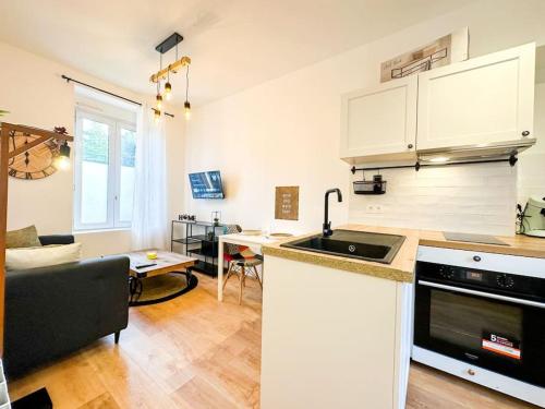 a kitchen and living room with a counter top at NEW Confort et Elégance Face à la GARE in Guingamp