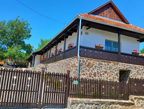 Várlak Hollőkőn Vendégház