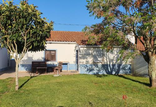 a house with a garden with a piano in a yard at Casa dos lírios in São Teotónio
