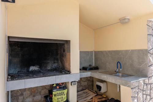 Una cocina o cocineta en Beachfront Lovro apartment