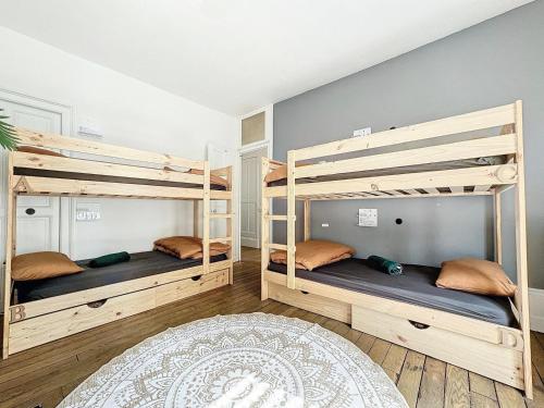 a bedroom with two bunk beds in a room at A1 Champagne Résidence - 200 m2 14 personnes 2 toilets 4 showers - hyper centre - Chalons en Champagne in Châlons-en-Champagne