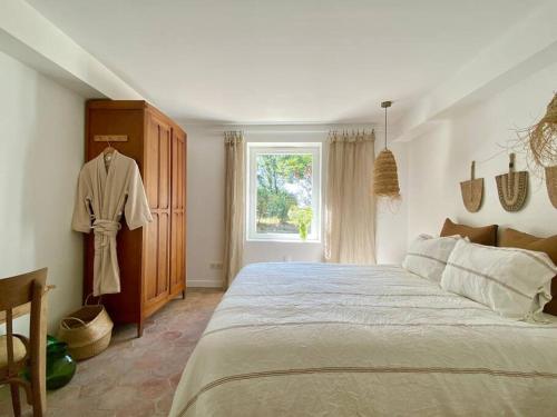 Ένα ή περισσότερα κρεβάτια σε δωμάτιο στο Maison de campagne 8 personnes, à 1h de Paris