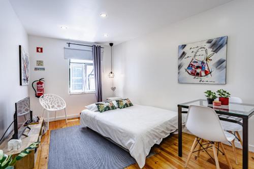 una camera da letto con un letto e una scrivania di Visit Lisbon4fun - Alfama a Lisbona