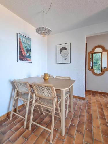 une salle à manger avec une table et des chaises dans l'établissement Le Grand Bleu - T4 avec garage - Wifi - Vue mer, au Lavandou