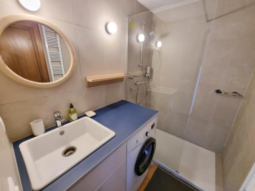 une salle de bain avec un lavabo et une douche dans l'établissement Le Grand Bleu - T4 avec garage - Wifi - Vue mer, au Lavandou
