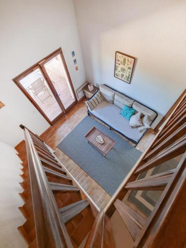 - un salon avec un canapé dans l'établissement Le Grand Bleu - T4 avec garage - Wifi - Vue mer, au Lavandou