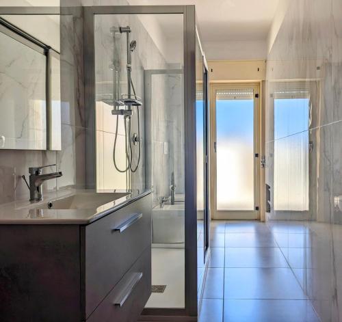un bagno con lavandino, doccia e vasca di La Terrazza di Trapani, a due passi dal mare a Trapani
