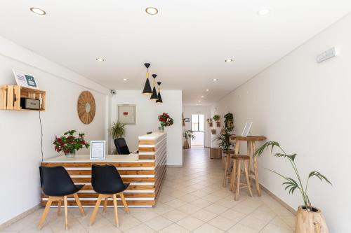 an office with a counter and stools in a room at Estudios Salinas - Fuseta in Fuzeta