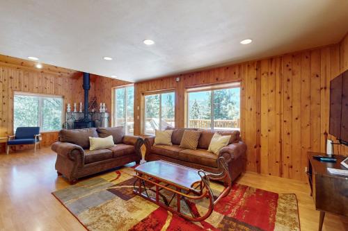 Una sala de estar con dos sofás y una mesa. en Summit Sanctuary, en Stateline