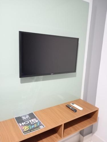Televisyen dan/atau pusat hiburan di Hotel CNP Brasil