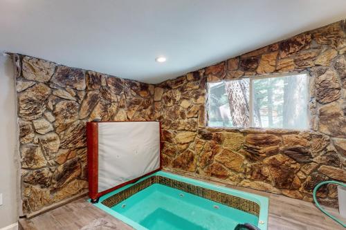 Una piscina en un muro de piedra con una bañera. en Summit Sanctuary, en Stateline