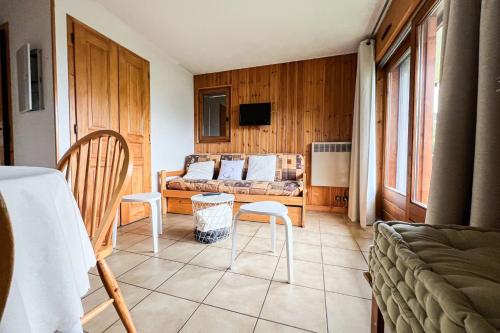un salon avec un canapé, une table et des chaises dans l'établissement Charming T2 in Saint-Gervais-les-Bains, à Saint-Gervais-les-Bains