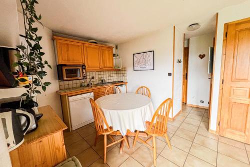 une cuisine avec une table et des chaises dans une pièce dans l'établissement Charming T2 in Saint-Gervais-les-Bains, à Saint-Gervais-les-Bains