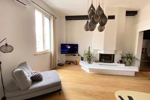 un salon avec un canapé et une télévision dans l'établissement 06BX Superb loft - 100m2 - 6 people, à Nice
